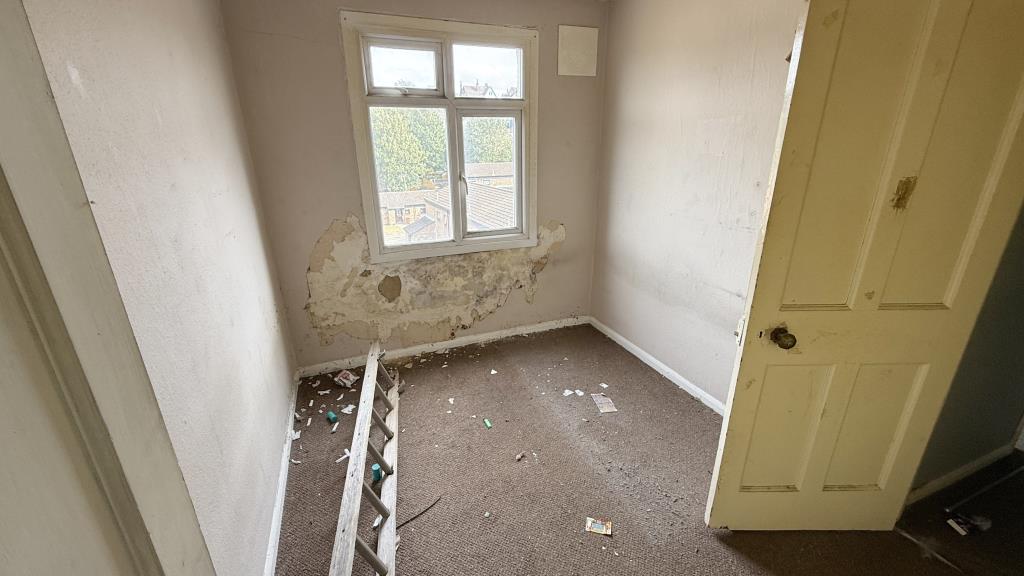 Lot: 172 - TERRACE HOUSE FOR REFURBISHMENT - Bedroom Two